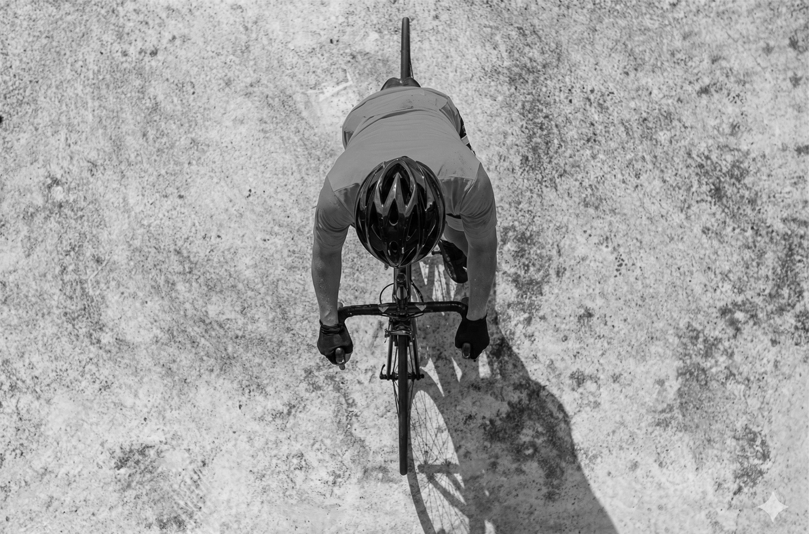 Ciclista visto de cima em preto e branco