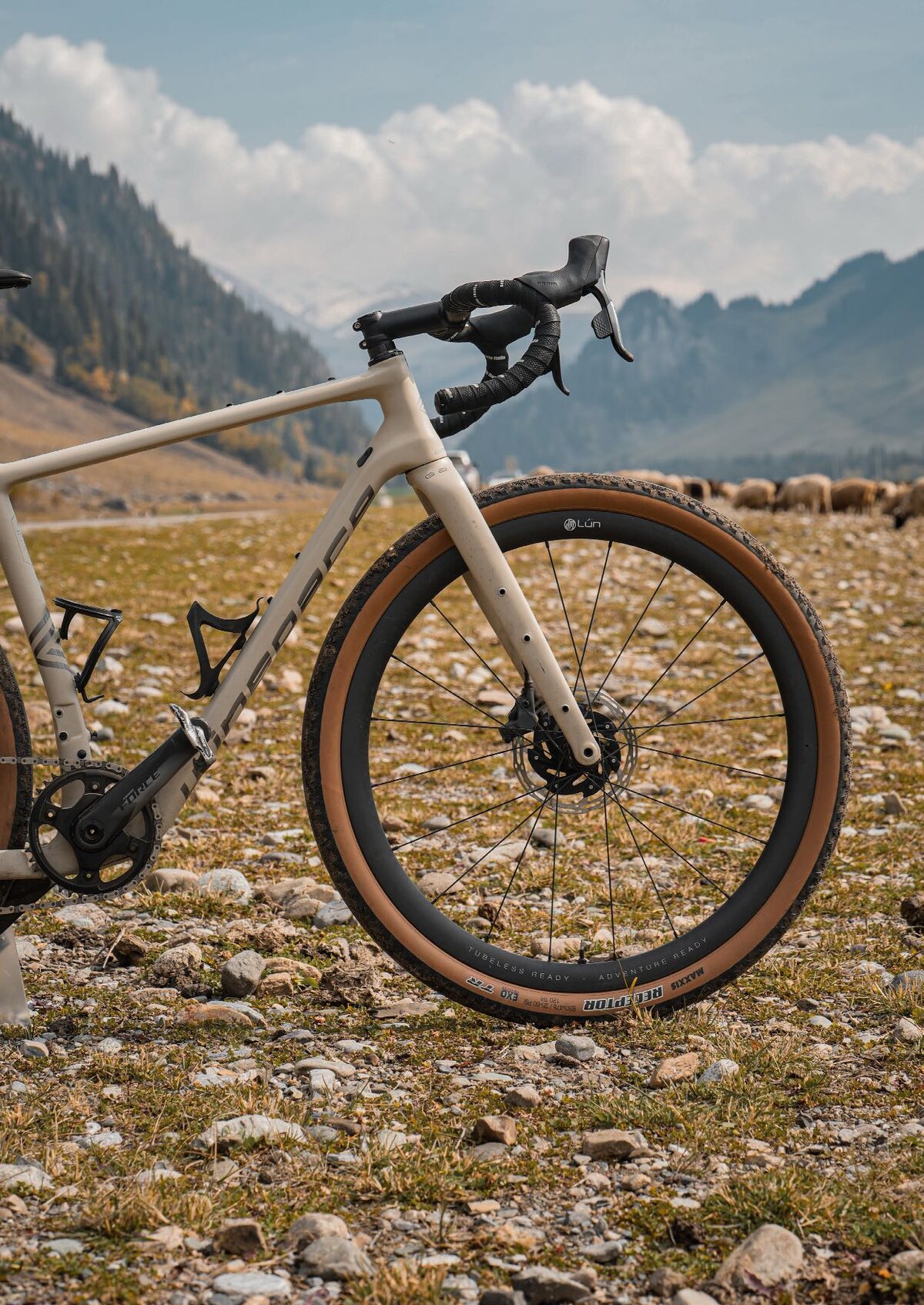 Bike gravel com rodas Lún Grapid em estrada de montanha